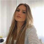 Mi nombre es Nerea, y soy estudiante de derecho. Estoy en esta plataforma porque me gusta enseñar y a ayudar a personas que necesiten que les echen una mano. Puedo dar clases desde primaria hasta bachillerato (el social o himanisirico). También tengo expe